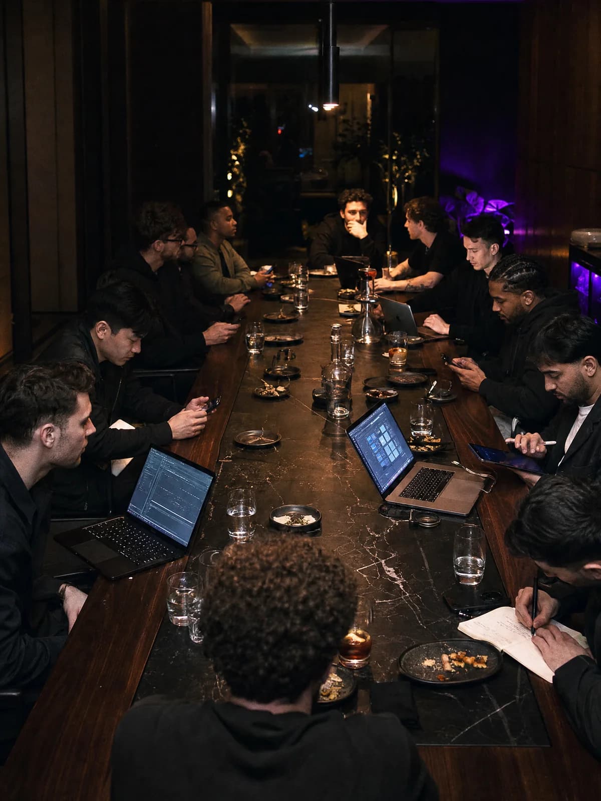 Representación de operadores reunidos en una sala privada